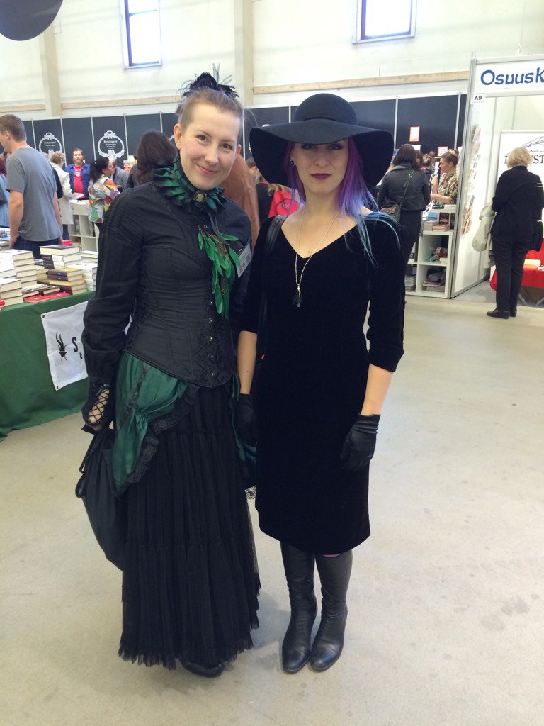 ShimoSuntila's tweet photo. Sähäkkyyttä Turun kirjamessuilla. @magdalenahai #jsmeresmaa @Osuuskumma https://t.co/zICG7nQCTy