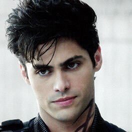 uncryinq's tweet photo. happiest birthday to my alec lightwood i love you and magnus 💖 have a blast, my love. #HappyBirthdayMattDaddario https://t.co/mpN6bjcHSc