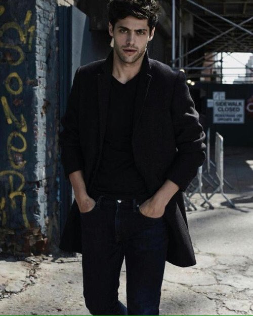 uncryinq's tweet photo. happiest birthday to my alec lightwood i love you and magnus 💖 have a blast, my love. #HappyBirthdayMattDaddario https://t.co/mpN6bjcHSc