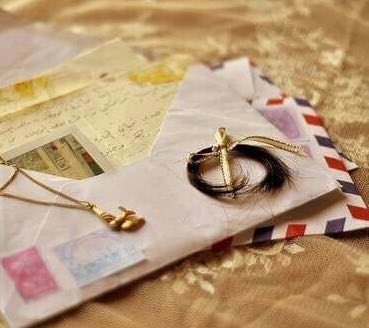 💜🌸قديماً كانت الأنثى ترسل رسائلها - للـ حبيب - مرفوقة بـ خصل من شعرها ورشة من عطرها ,, كنوع من الذكرى 
🌸💜🌸💜🌸💜🌸