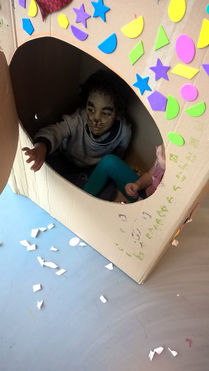 ivondn's tweet image. Wat leuk! Kinderen bouwen hun eigen huis in Nieuwe Bibliotheek Almere @2Turven #woonexpeditie Almere