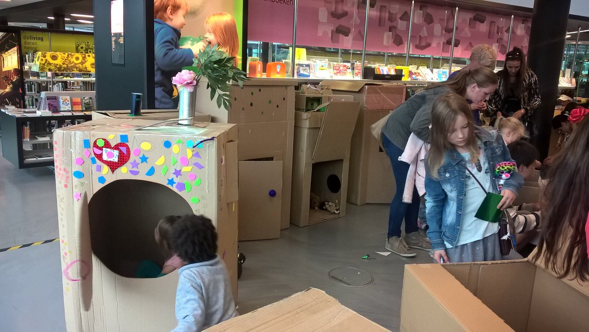 ivondn's tweet image. Wat leuk! Kinderen bouwen hun eigen huis in Nieuwe Bibliotheek Almere @2Turven #woonexpeditie Almere