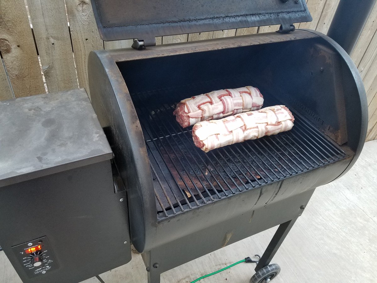 JoeInAmarillo's tweet image. Getting it on! @PaulPabst @TraegerGrills @DutchandHarlem #BaconExplosion