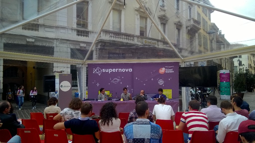 TalentGardenit's tweet photo. @fatteloproject sul palco a raccontare di #crowdfunding e sostenibilità nella produzione dei loro oggetti luminosi https://t.co/S2jGCDVXJx