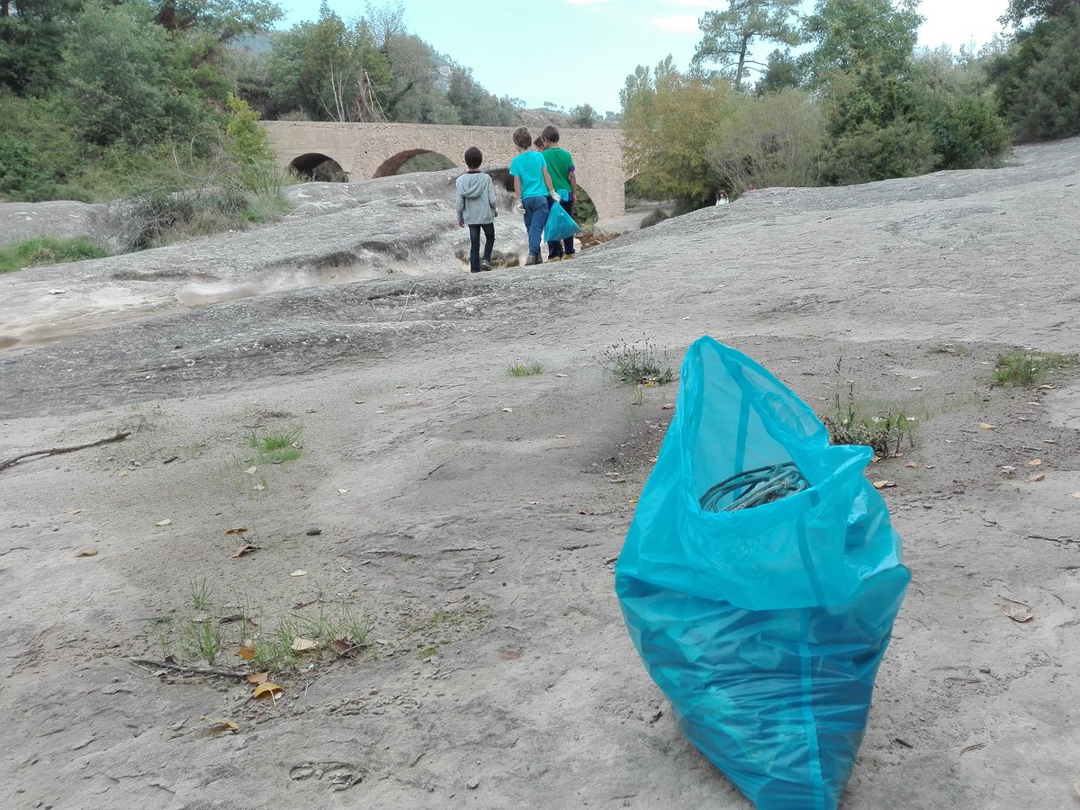 homscm's tweet photo. Avui jornada de neteja i sensibilització a la riera de Merlès #Lluçanès! Una inmensa tasca de Camadoca #ADEFFA
https://t.co/Pkz0zaRwg4 https://t.co/IV2IWlpz8Q
