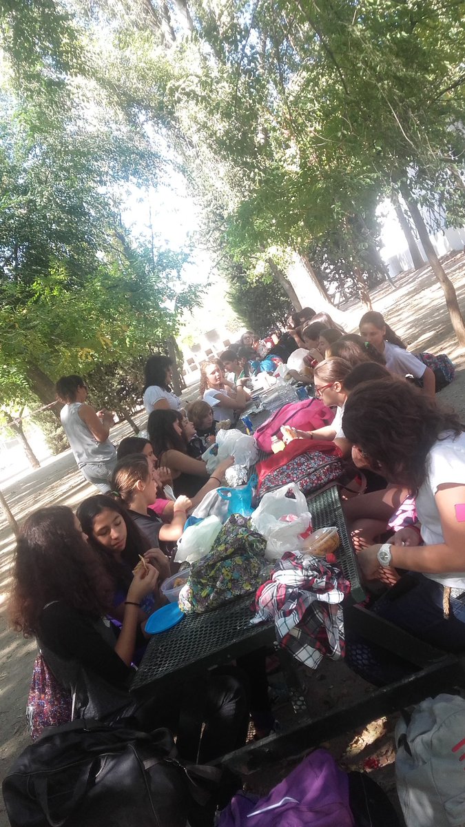 CDSmilo_Granada's tweet photo. Recuperando energias comiendo tod@s junt@s.
Gracias a @Baezabaloncesto por este gran día! https://t.co/zQndsihQHj