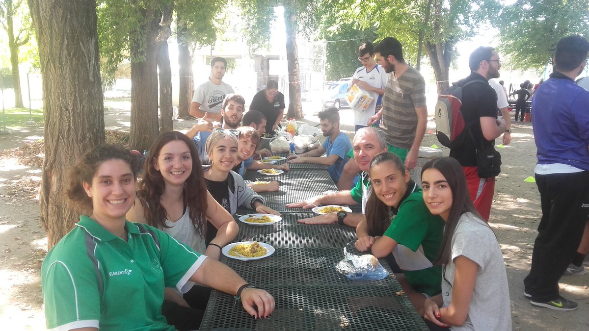 CDSmilo_Granada's tweet photo. Recuperando energias comiendo tod@s junt@s.
Gracias a @Baezabaloncesto por este gran día! https://t.co/zQndsihQHj