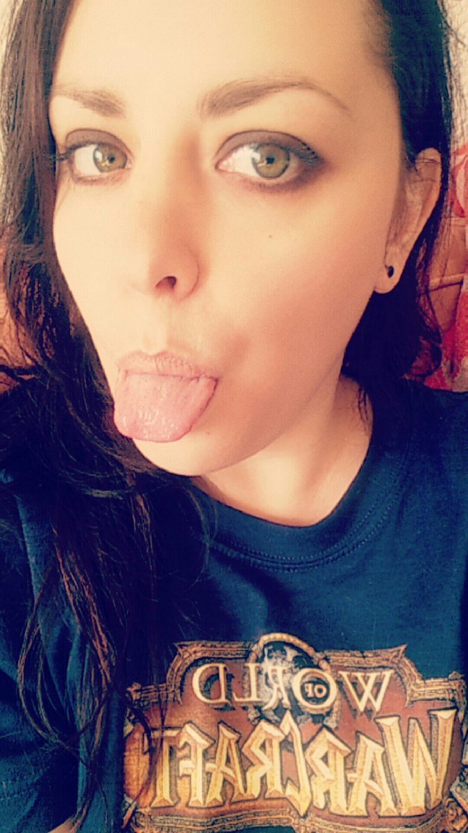 Alyzera's tweet photo. Bon weekend ร tous ! Ouais je vous tire la langue je suis une rebellzzzz ! #fifolle https://t.co/pLeZssP5xU