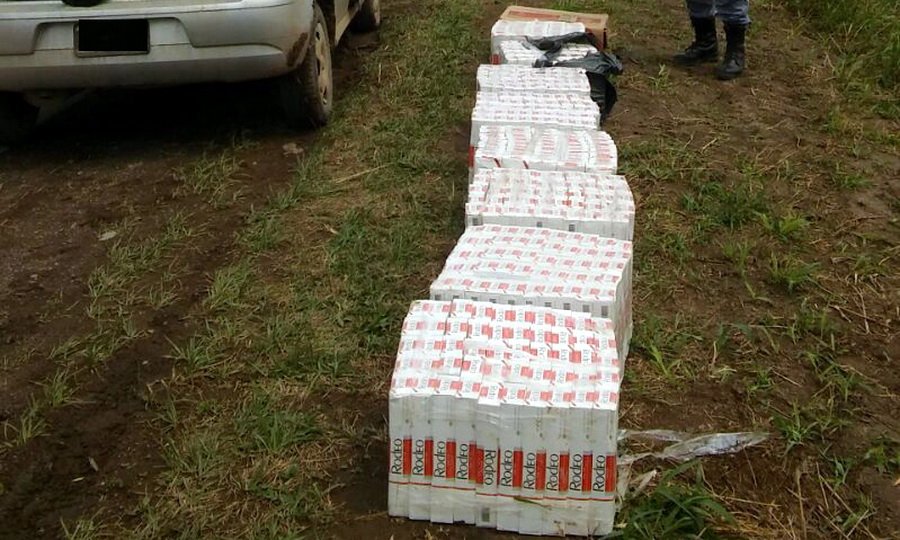 #Auto con cigarrillos de #Contrabando chocó a otro vehículo y sus ocupantes #Huyeron [bit.ly/2dElTVH]