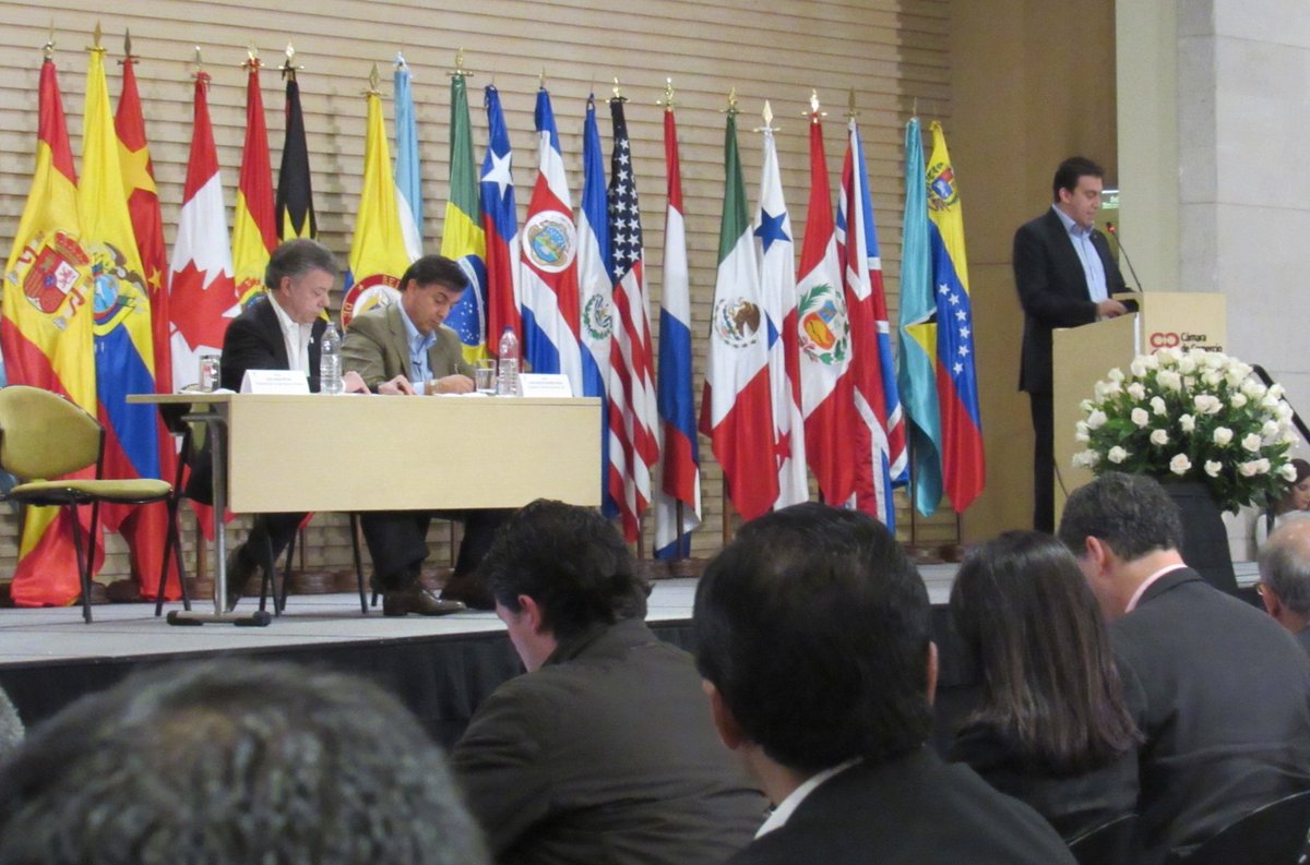 2/2: ...Cediendo espacios, sin fundamentalismos ideológicos y con una gran apertura al disenso. Plebiscito #AcuerdoDePaz.