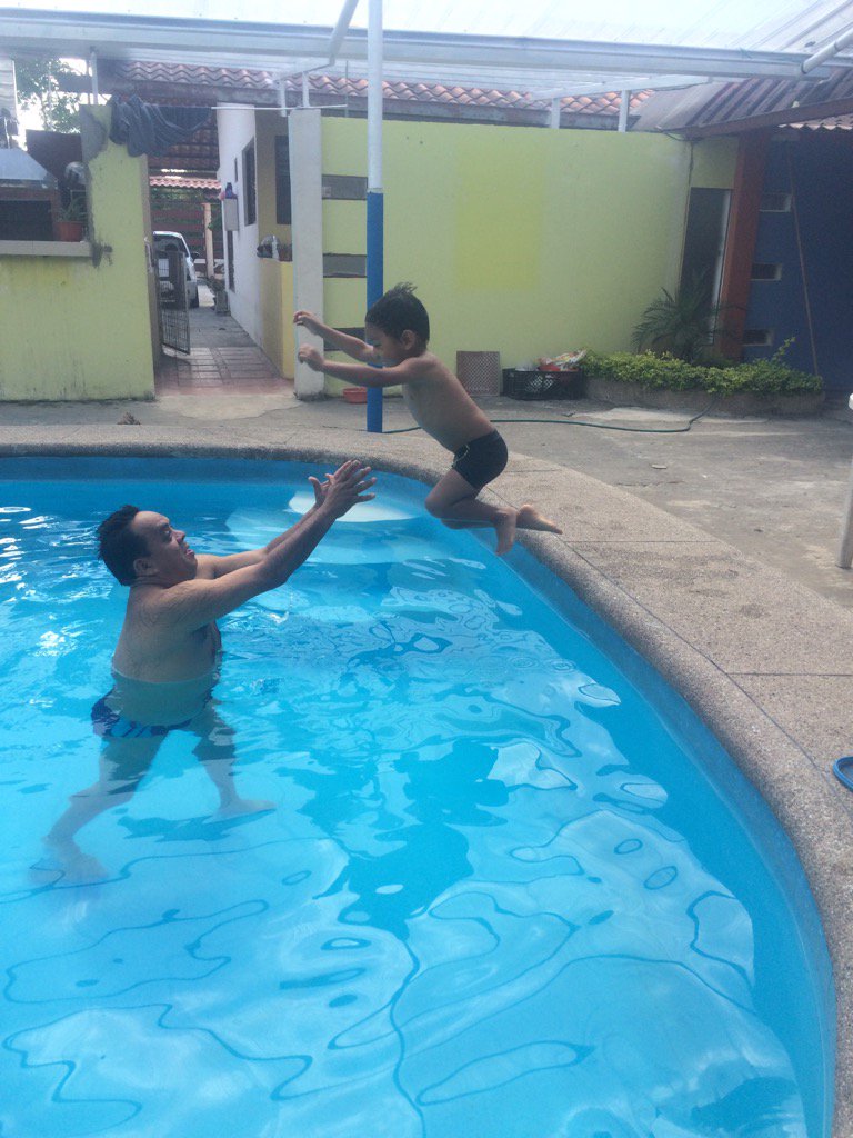 XavierFST's tweet image. Mi Querido Hijo disfrutando en la piscina