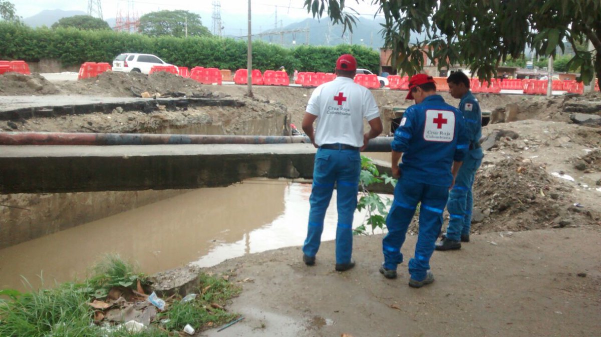 CruzRojaMag's tweet photo. Seguimos atentos a los movimientos del #HuracanMatthew Voluntarios recorren las principales cuencas hídricas de la ciudad de Santa Marta. https://t.co/kSW7Qz3Bfg