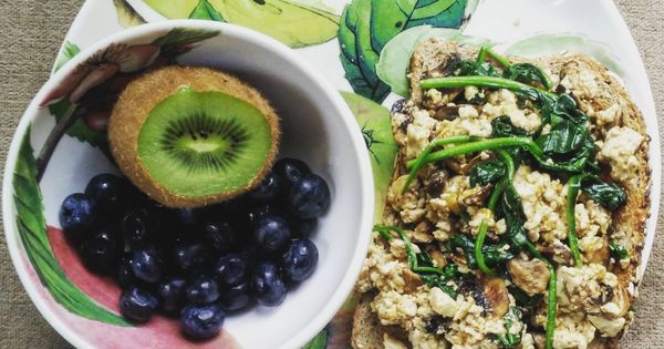 healthy2_living's tweet photo. https://t.co/TmcUaLykdV Tofu scramble on wheat toast with a side of fruit 292 cals total #goodnutrition #physicala… https://t.co/IZx9p5Sb0k