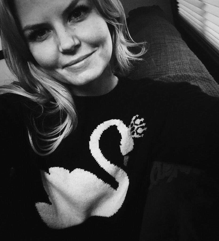 SQKOKS's tweet photo. Happy #SwenSweaterversary ❤👑
#BirdsOfaSweaterFlockTogether https://t.co/r3cyJH8T9j