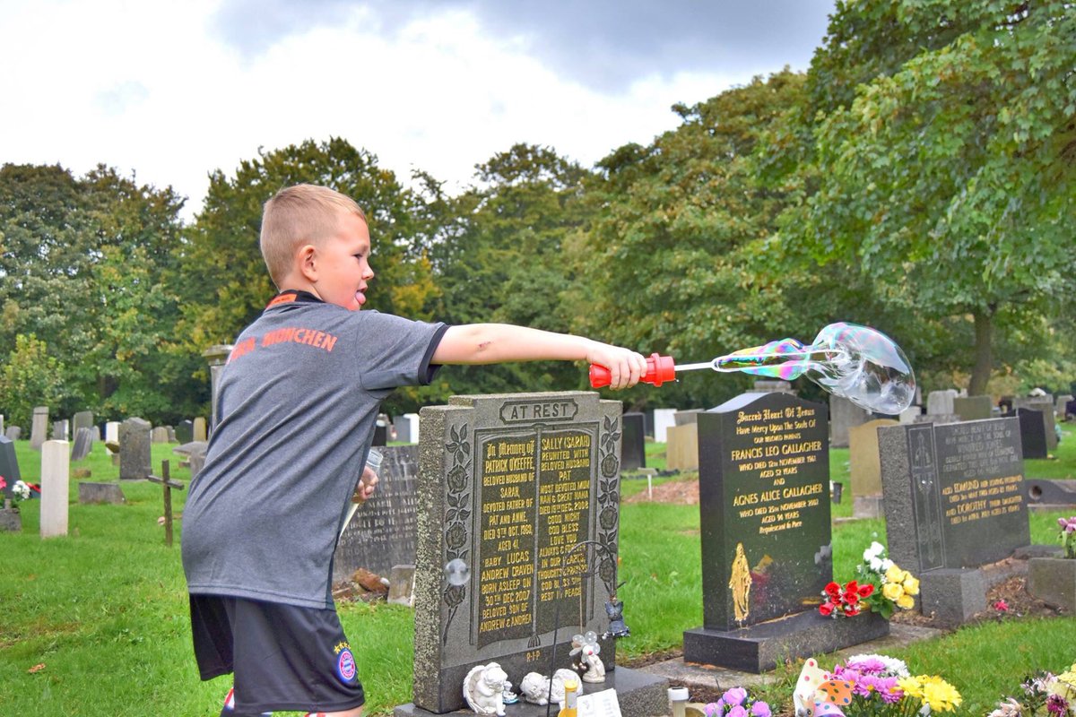 AndrewTCraven's tweet photo. In the Cemetery &amp; Cayden wants to Spray bubbles for his older angel brother &amp; all the other angel babies #stillbirth #alwaysinourhearts https://t.co/QhDK2YoPK3