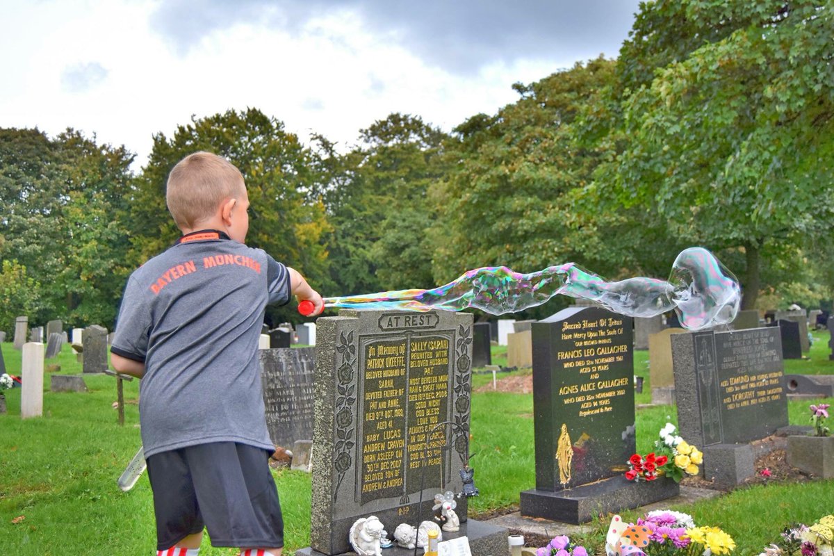 AndrewTCraven's tweet photo. In the Cemetery &amp; Cayden wants to Spray bubbles for his older angel brother &amp; all the other angel babies #stillbirth #alwaysinourhearts https://t.co/QhDK2YoPK3