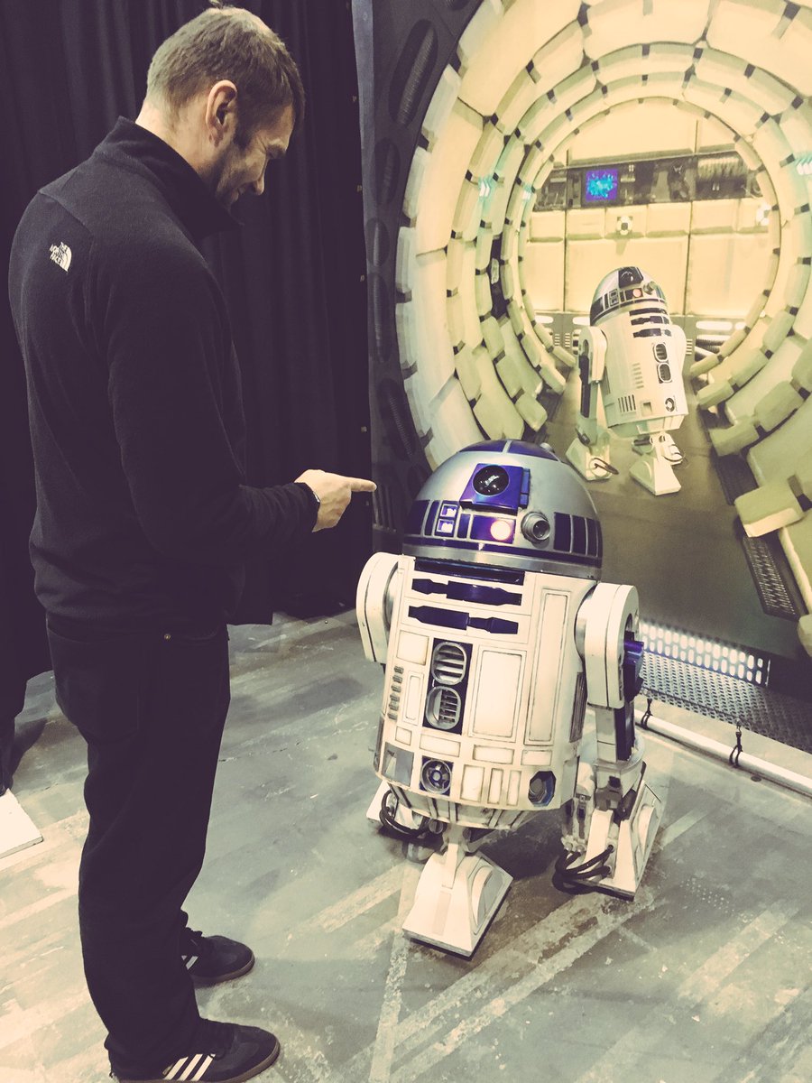 fukami's tweet image. Arguing with R2D2 ^^ #mfb16