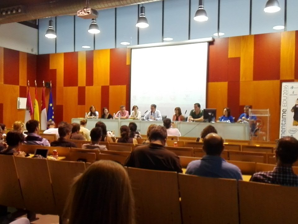 FerranMas's tweet photo. A Toledo iniciant taula rodona "Situación  de la Realidad Augmentada"  #Aumentame2016 https://t.co/9xMwkbezBT