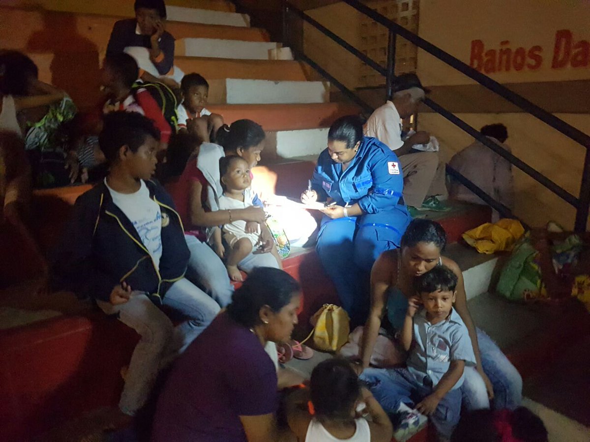 cruzrojacol's tweet photo. La @cruzrojaguajira adelantó censo con población en zonas de riesgo en Riohacha y entregó 40 colchonetas y agua para albergues #Matthew https://t.co/LglN3zj4sN