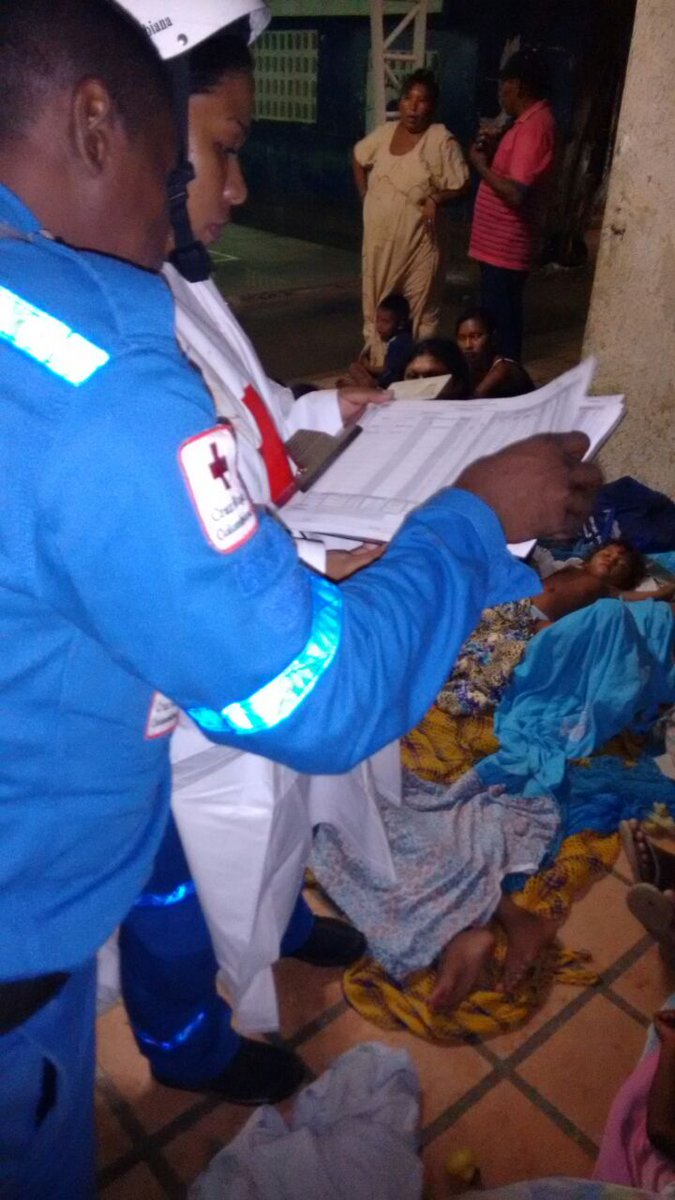 cruzrojacol's tweet photo. La @cruzrojaguajira adelantó censo con población en zonas de riesgo en Riohacha y entregó 40 colchonetas y agua para albergues #Matthew https://t.co/LglN3zj4sN