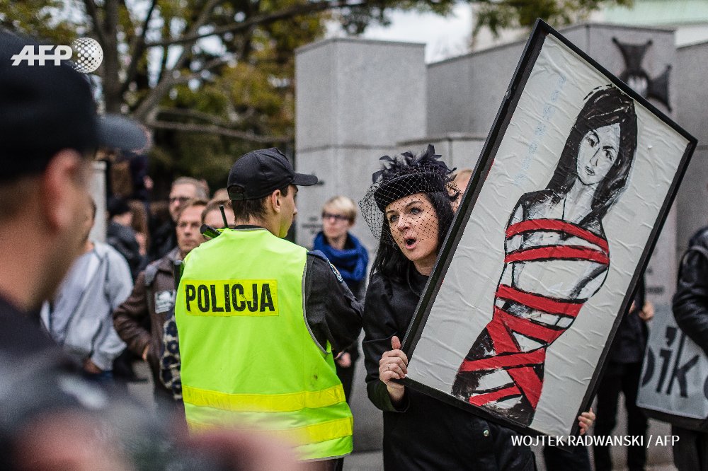afpfr's tweet photo. Pologne: manifestation en noir contre l'interdiction totale de l'avortement https://t.co/ZkUNRuWOaw #AFP https://t.co/NoS6JHbgn7