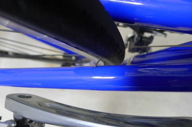 自転車 タイヤがフレームに当たる