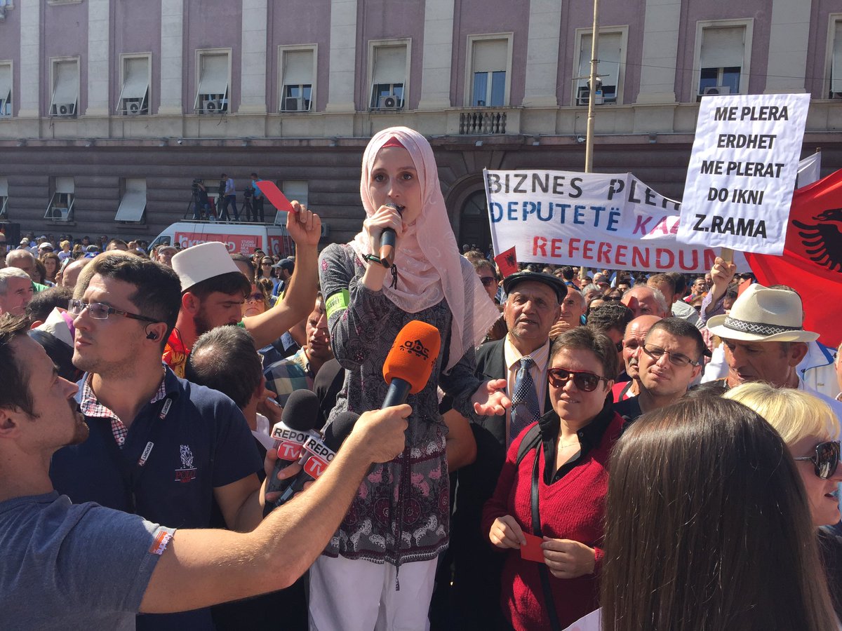 BlendiSalaj's tweet photo. Thousands march in #Albania in front of pm @ediramaal offices to oppose waste import laws the SP approved cunningly in parliament. #AKIP https://t.co/IC7HMupUJf