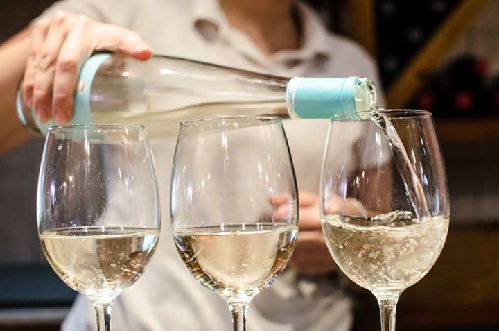 PatioBraserito's tweet photo. Unos vinos entre amigos siempre es una buena idea #Granada 👇 https://t.co/1EDo8fG2fe