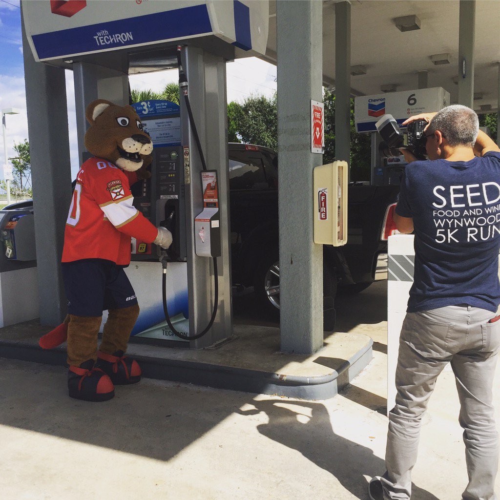 ugloveinc's tweet photo. Behind the scenes w/ @stanleyc.panther 🎬🎥 Excited about upcoming season w/the Cats! #FlaPanthers #UGlove #pumpclean https://t.co/cDXZMeqFsE