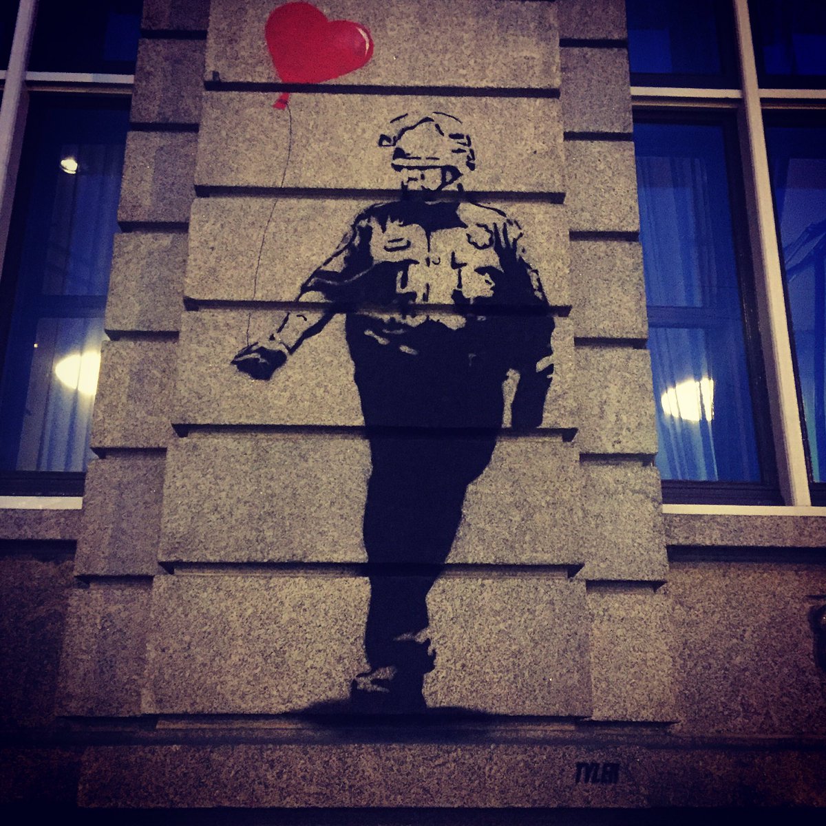 RockAndRunCo's tweet photo. #Amsterdam city running makes me discover some cool @thereaIbanksy!!! #runnersmeetart #rocknrun #cityrun #timetoplay #running https://t.co/Me0Zuoglsg