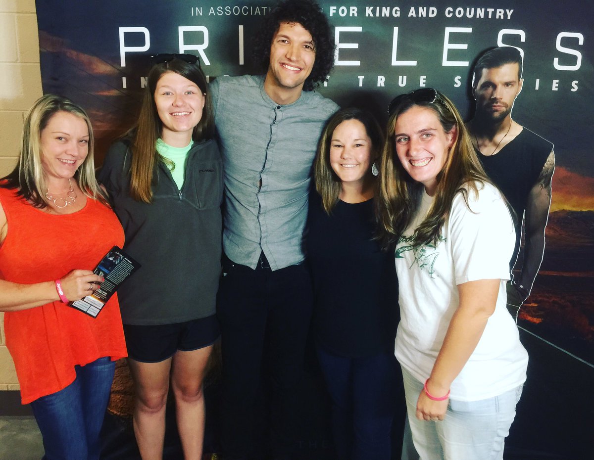 Kelly_Freeman's tweet photo. Thrilled to meet @lukesmallbone from @4kingandcountry at #ExtraordinaryWomenConference https://t.co/OSv7kpbh3U