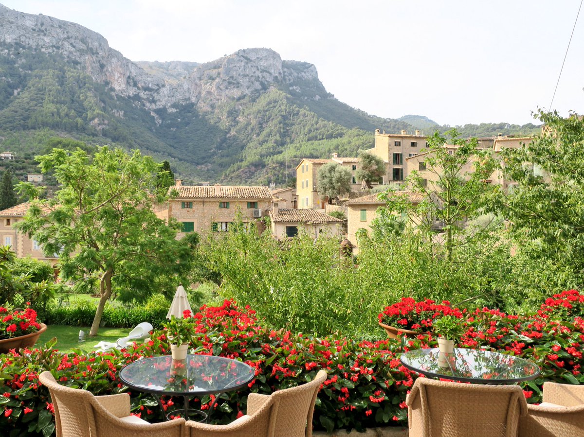mrsoaroundworld's tweet photo. All #carhire experiences should really be like this. Sent email to @Sovereignluxury concierge &amp; all sorted. #MrsOsovereign #Mallorca https://t.co/KYW0pkUpoz