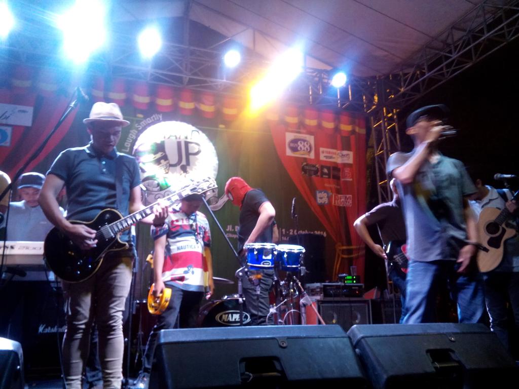 Aa habis nonton nih .<a href="/OrkesDTS69/">Orkes D-Tasemen 69</a>  di  jl cikapundung. #lemesinjangandilawan