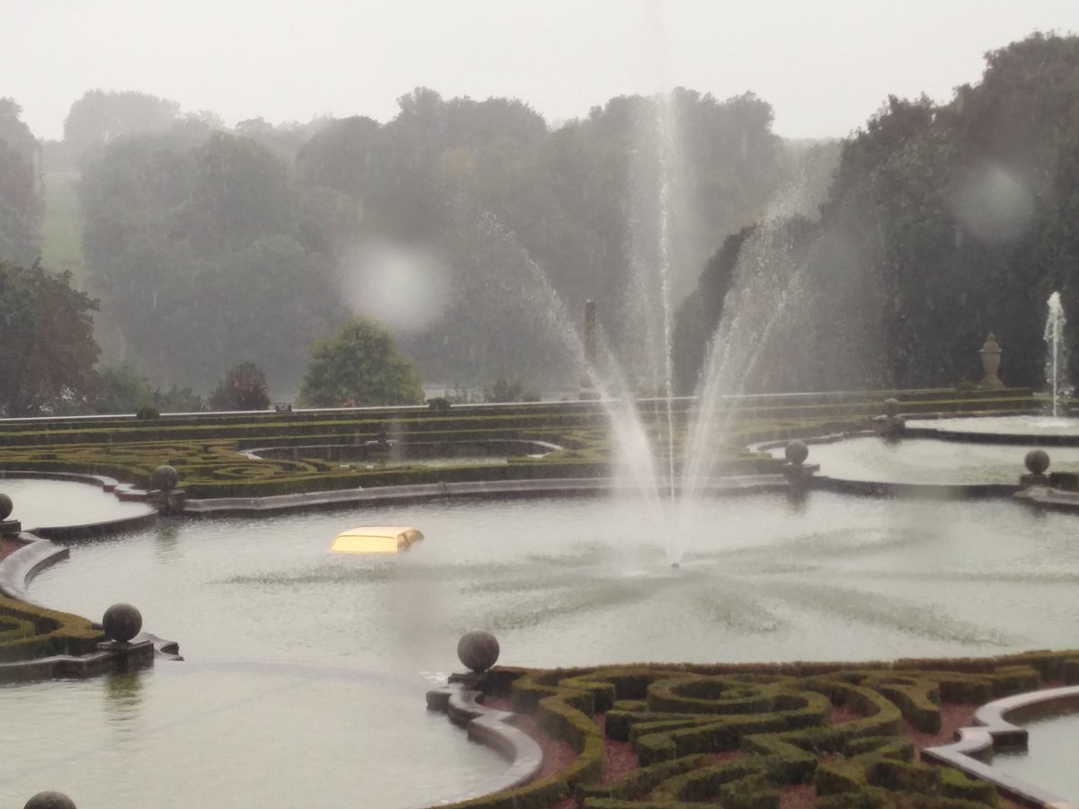 Friends fest in oxford today,  and someone lost their car in the fountain