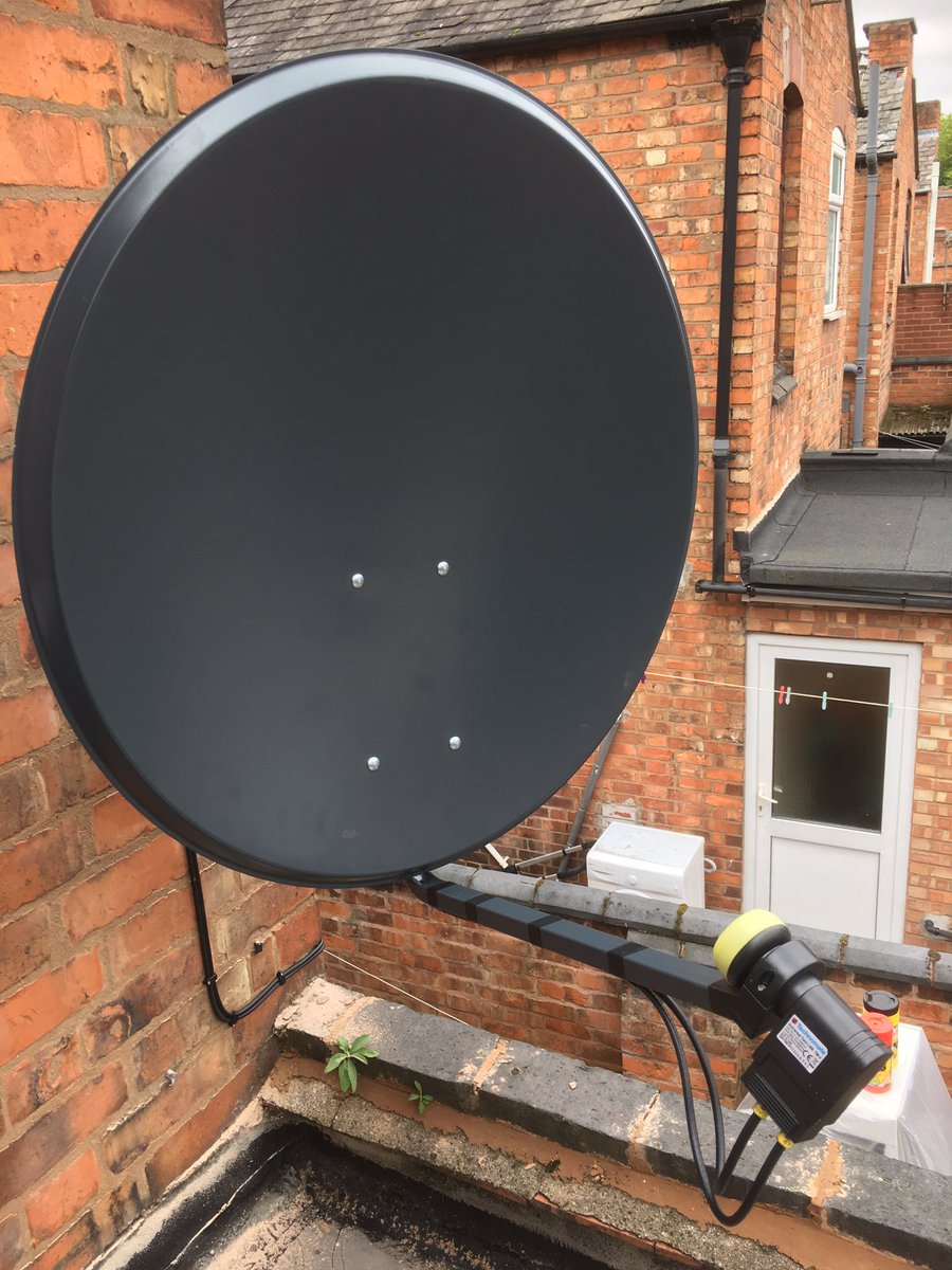 carlstvaerials's tweet photo. Romanian t.v. 60cm dish wasn't big enough so new 80cm fitted split to 2 rooms #HappyCustomer 📡📺 https://t.co/DNFzMjZAAJ
