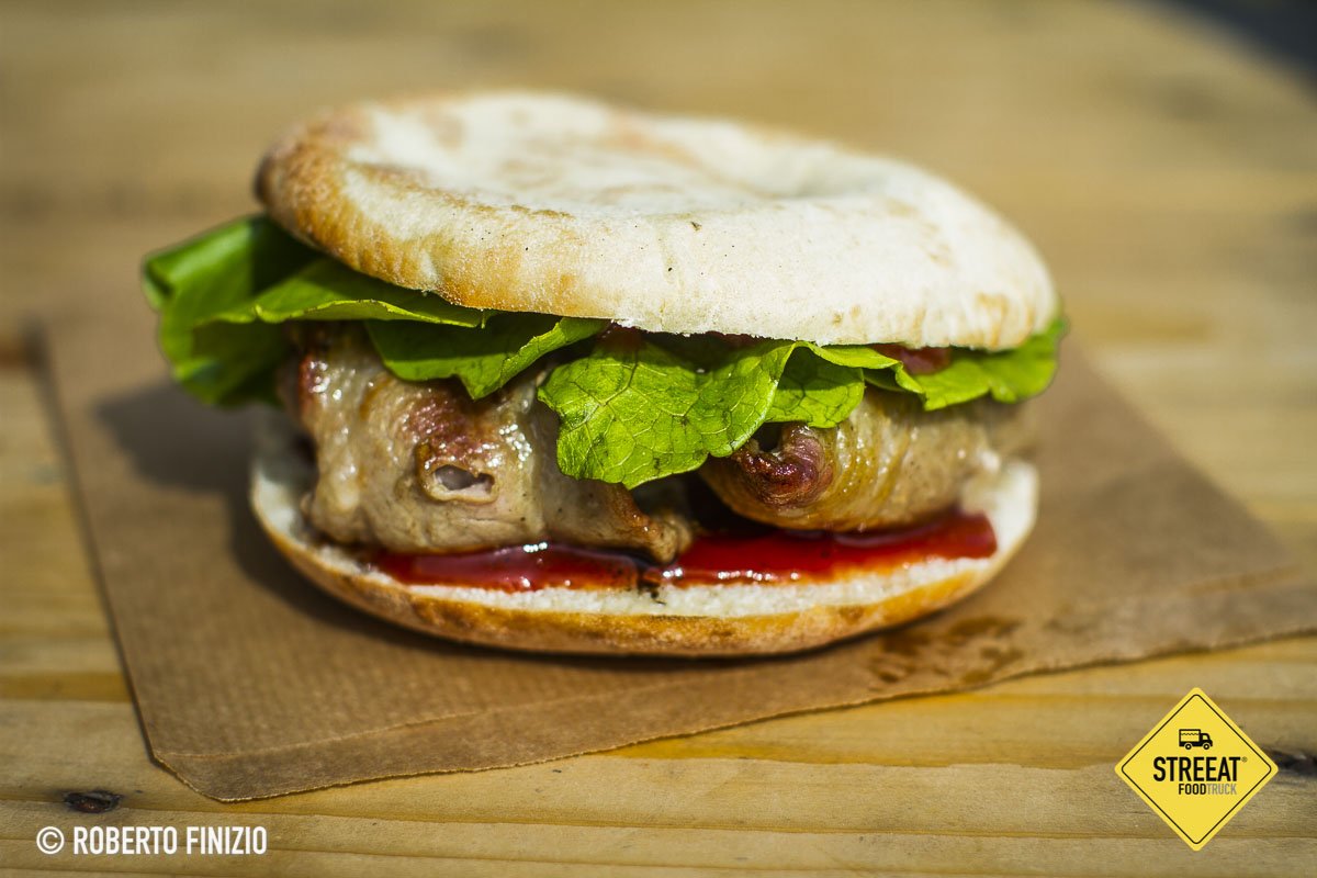 Panino con bombette di Cisternino!
#streeatfoodfestival #Puglia #highquality

@mantova2016