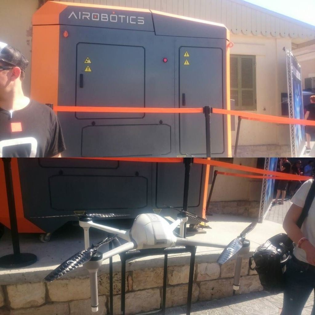urieli17's tweet photo. Late #dld2016 pic of the amazing #drone of @airoboticsuav https://t.co/TuKe6IcjoJ https://t.co/fjsceZFxCw