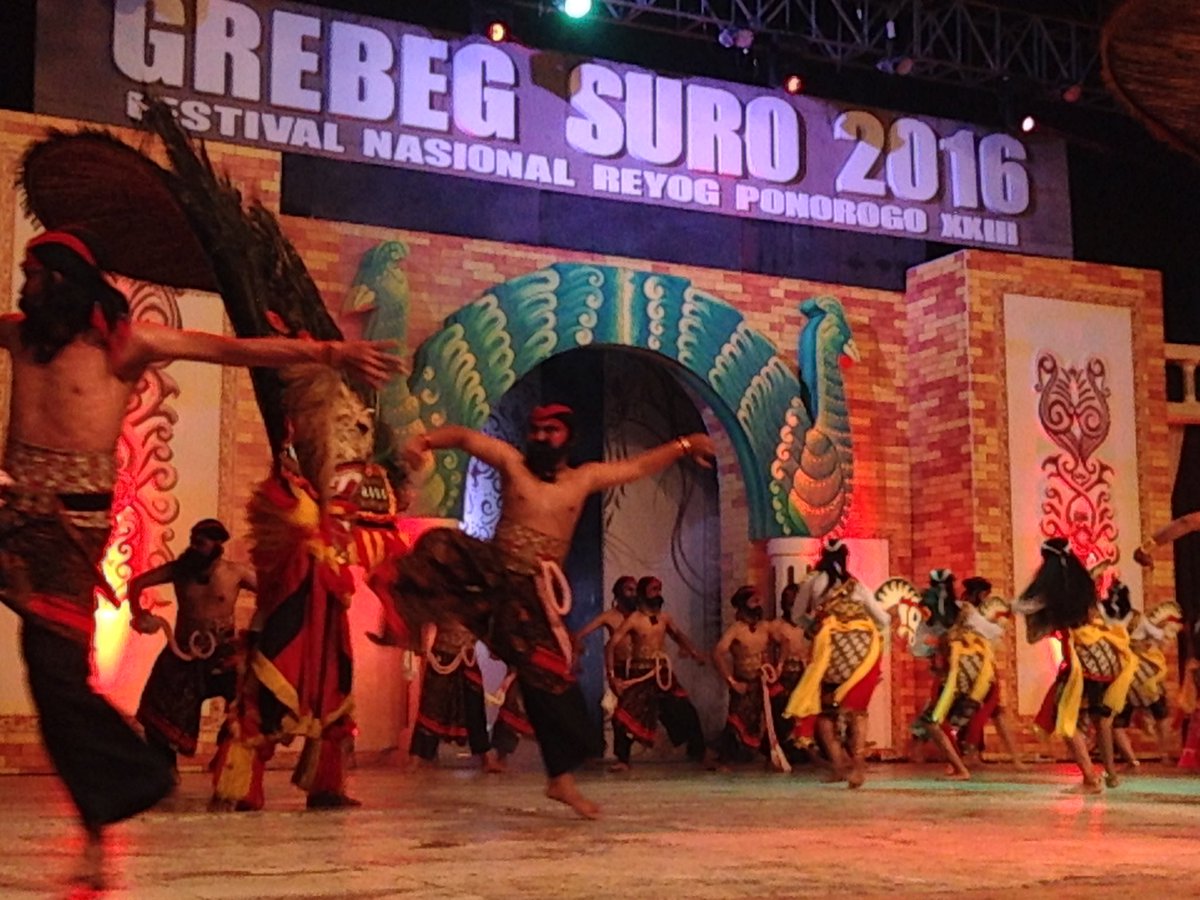 Penampilan grup reyog SMA N 1 Ponorogo, mereka adalah pemenang festival reyog tahun 2014.
#PonorogoDuweGawe 
 #GrebegSuro2016