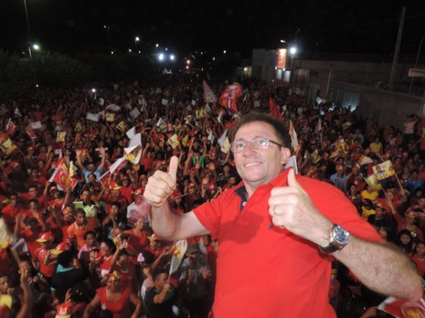 PCdoBMaranhao's tweet photo. Arrastão vermelho: Chico Freitas leva multidão às ruas de Lagoa Grande >>https://t.co/h3J5dZ2frV #VemPro65 https://t.co/QZLf8mIT6i