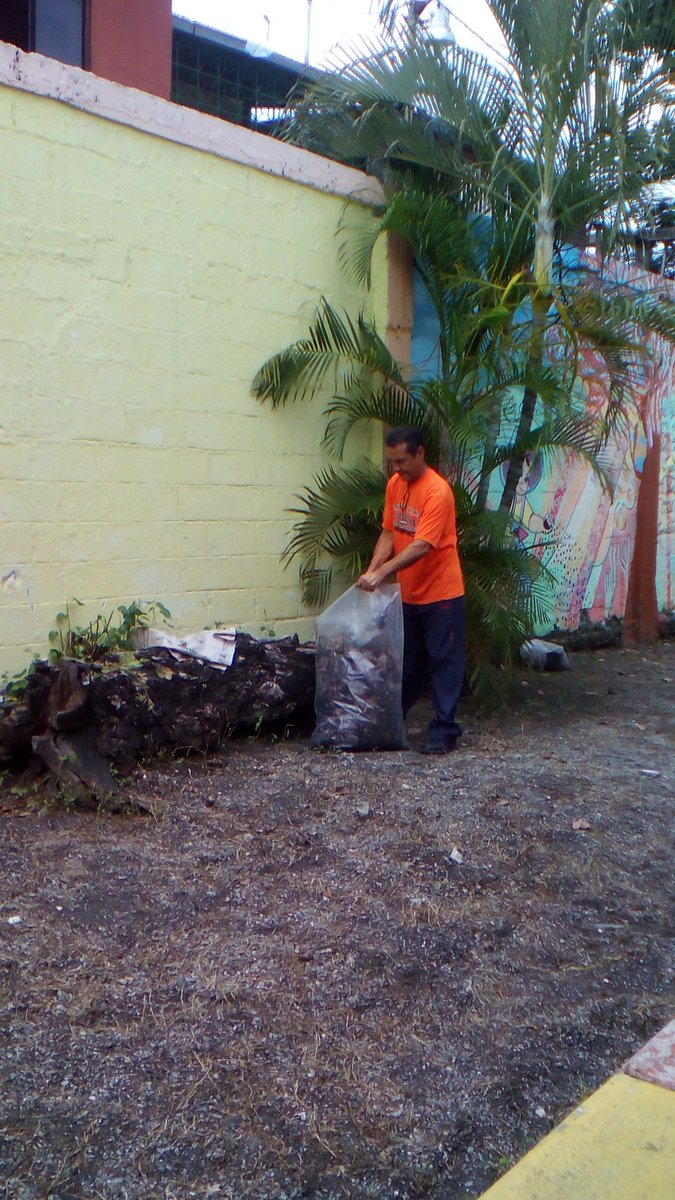 CEINGuatireZ's tweet photo. Realizando arreglos generales del plantel @MPPEDUCACION  @Dsupervisionzep @mescolarzamora https://t.co/mf2Xsp0avj