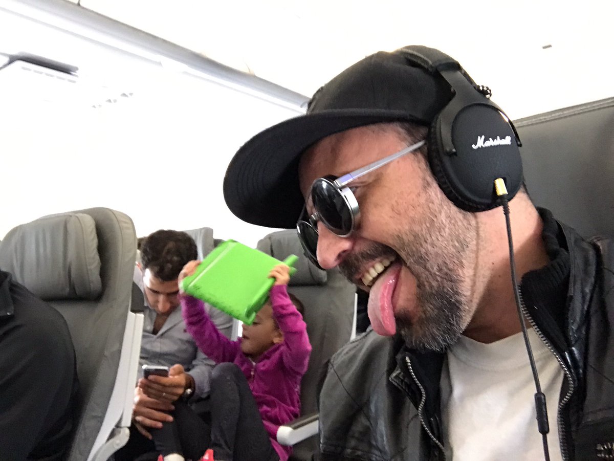 rodrigosieres's tweet photo. Avión a Mty + niños llorando + mis @MarshallHP + @elcarteldesanta .... no pasa nada!!! #marshallheadphones https://t.co/Tk2AVOnIRq