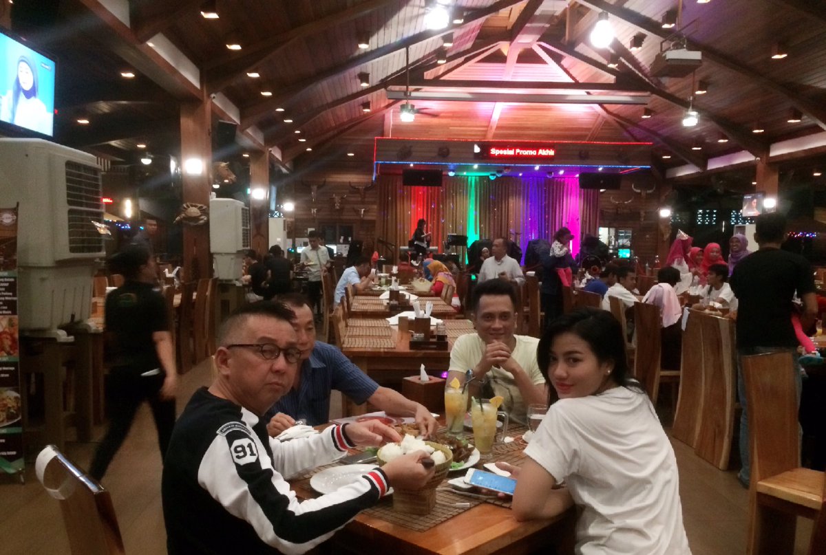 Happy dinner w /big bos