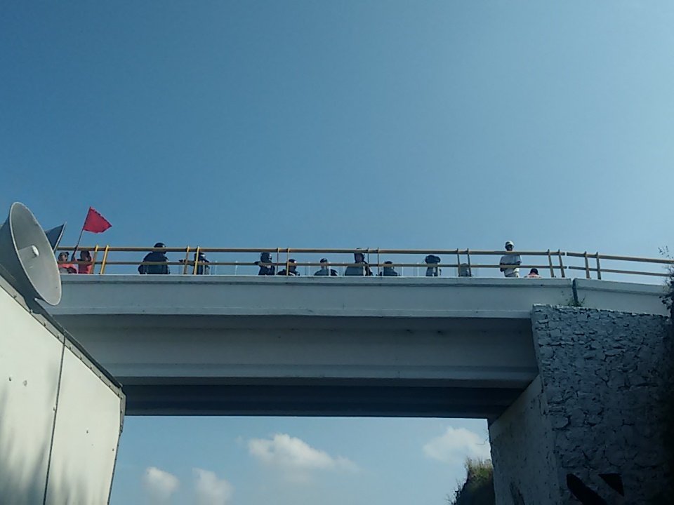 AlbertAntorcha's tweet photo. #GracoRepresor Apostados en puentes, granaderos mandados por el gobernador de Morelos, amenazan a protestantes https://t.co/ebKzUvfjSg