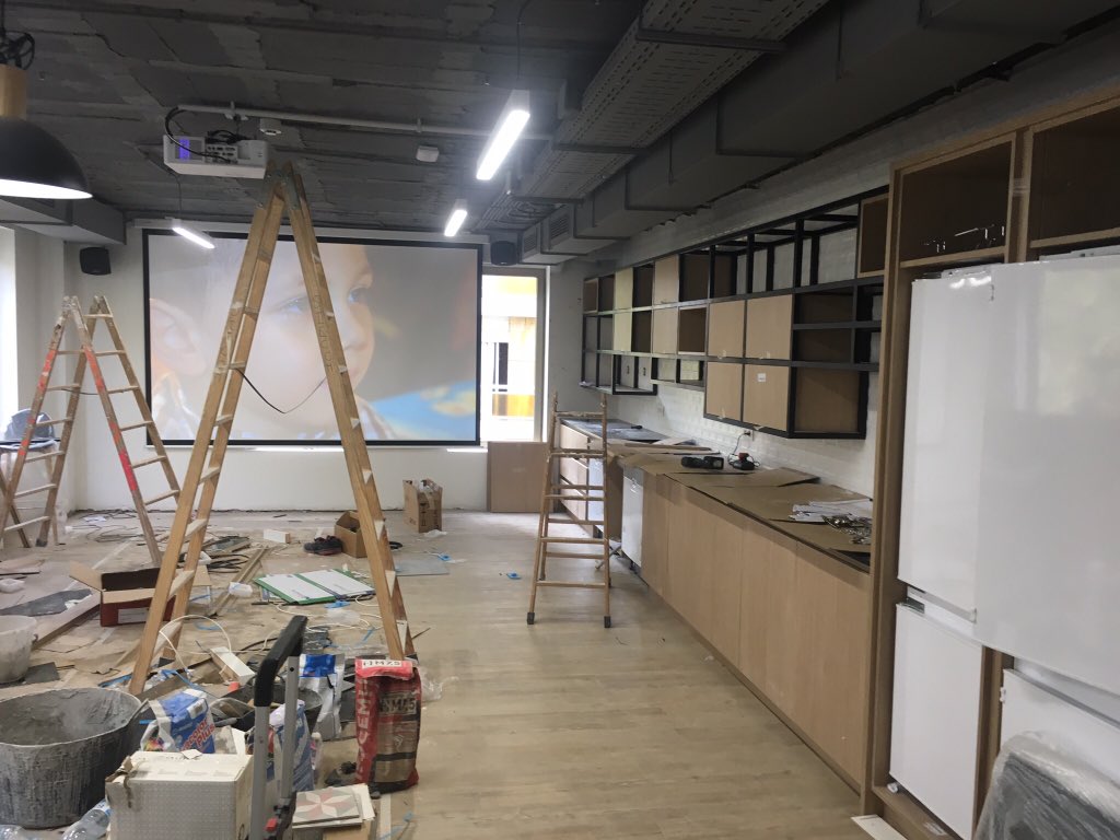 erisques's tweet photo. Faltan  40 horas para traslado de oficina una actividad frenética #asics https://t.co/kqUnG3tgIY