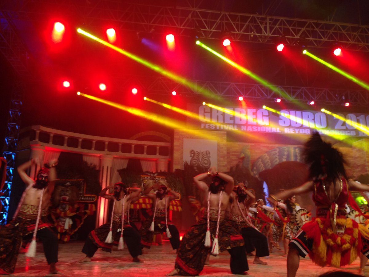 8 Dadak merak mereka usung ke atas panggung. Woowwwww, penampilan yg sangat menghibur. #GrebegSuro2016 #PonorogoDuweGawe