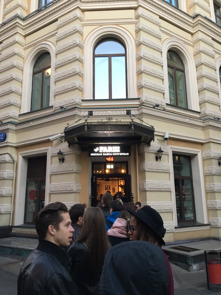 alice_kuz's tweet photo. В очереди к счастью 🍔 #farш https://t.co/wV2qc8nU8d