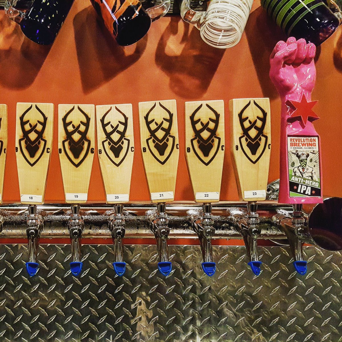 BCs_BottleLodge's tweet photo. Grab a pint of @RevBrewChicago and help support breast cancer research!! #breastcancerawareness #pinkhandle #bcs #bcsbottlelodge https://t.co/WU0qfdLeH6
