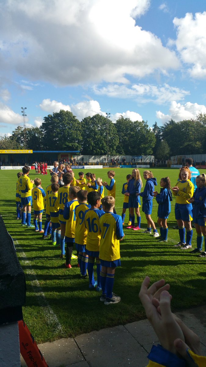 jasonflynn999's tweet photo. 👍 St Albans youth #RIPDavidWray lovely 1min round of applause with his family present. @CityYouthFC @stalbanscityfc https://t.co/kWJYQBDHVm