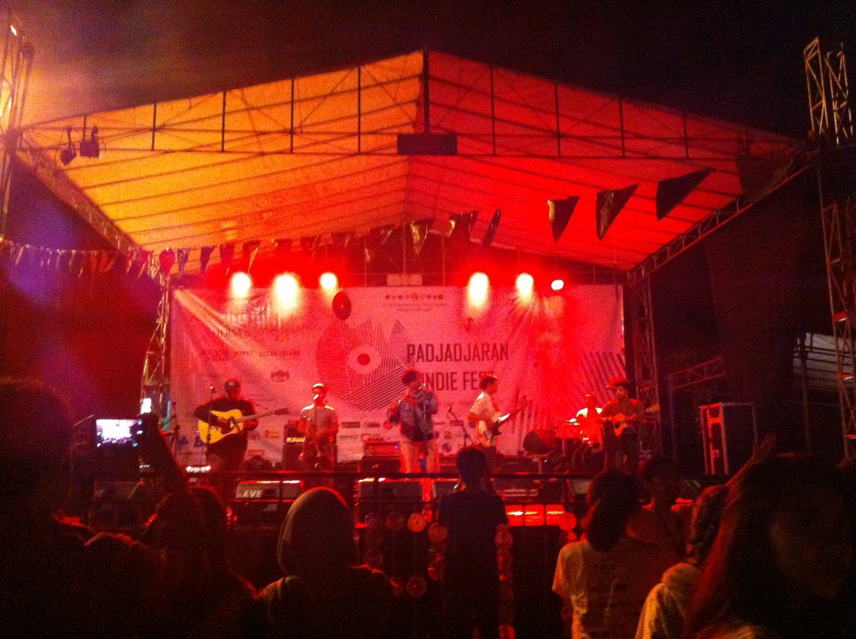 PadjIndieFest's tweet photo. [LIVE REPORT] Mustache and Beard on stage!! https://t.co/RJDcpCVASj