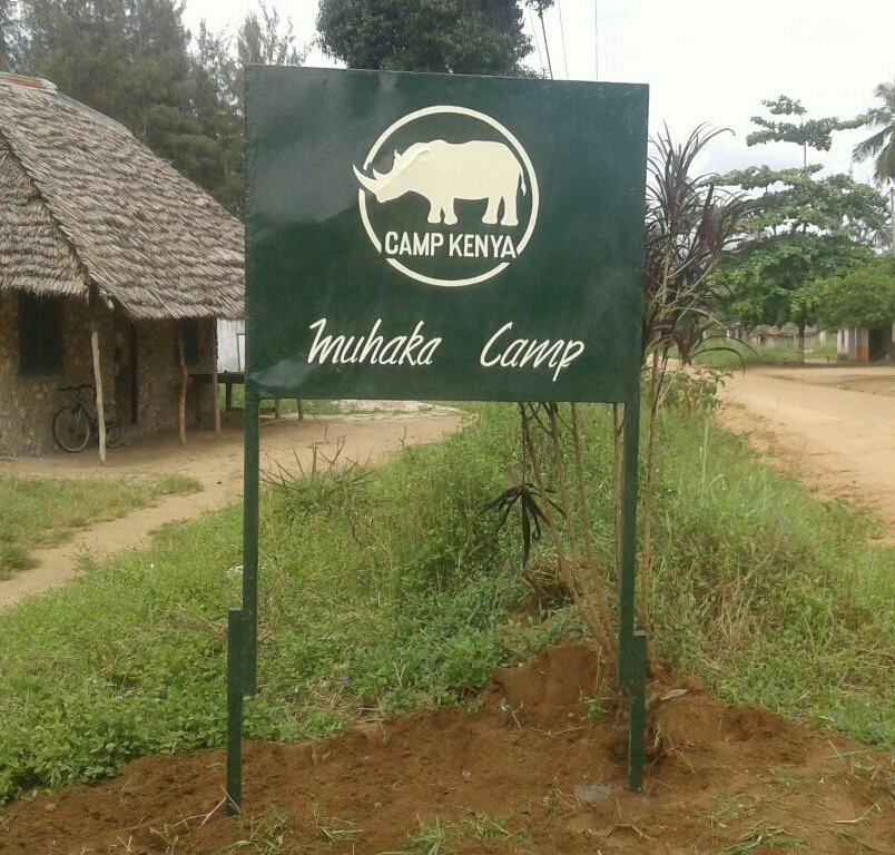Yus8989's tweet photo. Loving our new Camp Muhaka sign post welcome and have a once in a life time experience! https://t.co/4IMC37vQc1